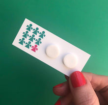 Load image into Gallery viewer, Nine Angels Simple white circle stud earrings