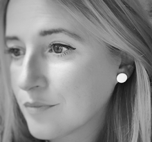 Load image into Gallery viewer, Nine Angels Simple white circle stud earrings