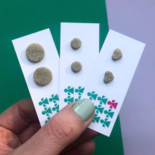 Load image into Gallery viewer, Nine Angels Tiny gold glitter heart earrings