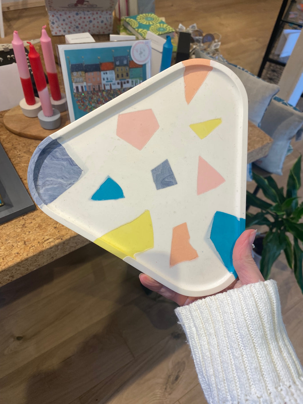 Broken pieces triangle tray