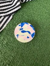 Load image into Gallery viewer, Jesmonite circle brooch