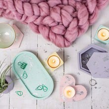 Load image into Gallery viewer, Nine Angels Set of heart-shaped tea light holders - pink