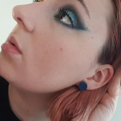 Nine Angels Simple navy circle stud earrings